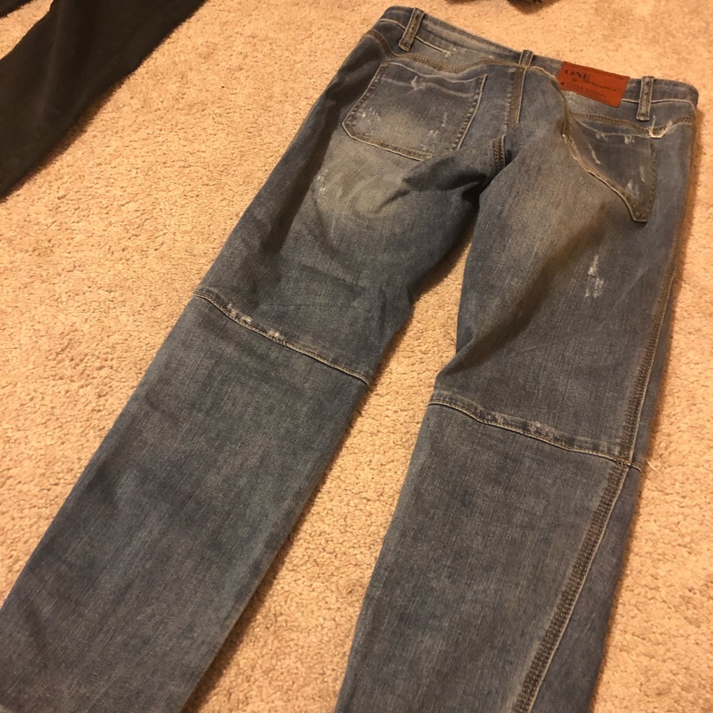 Medium washed ripped jeans